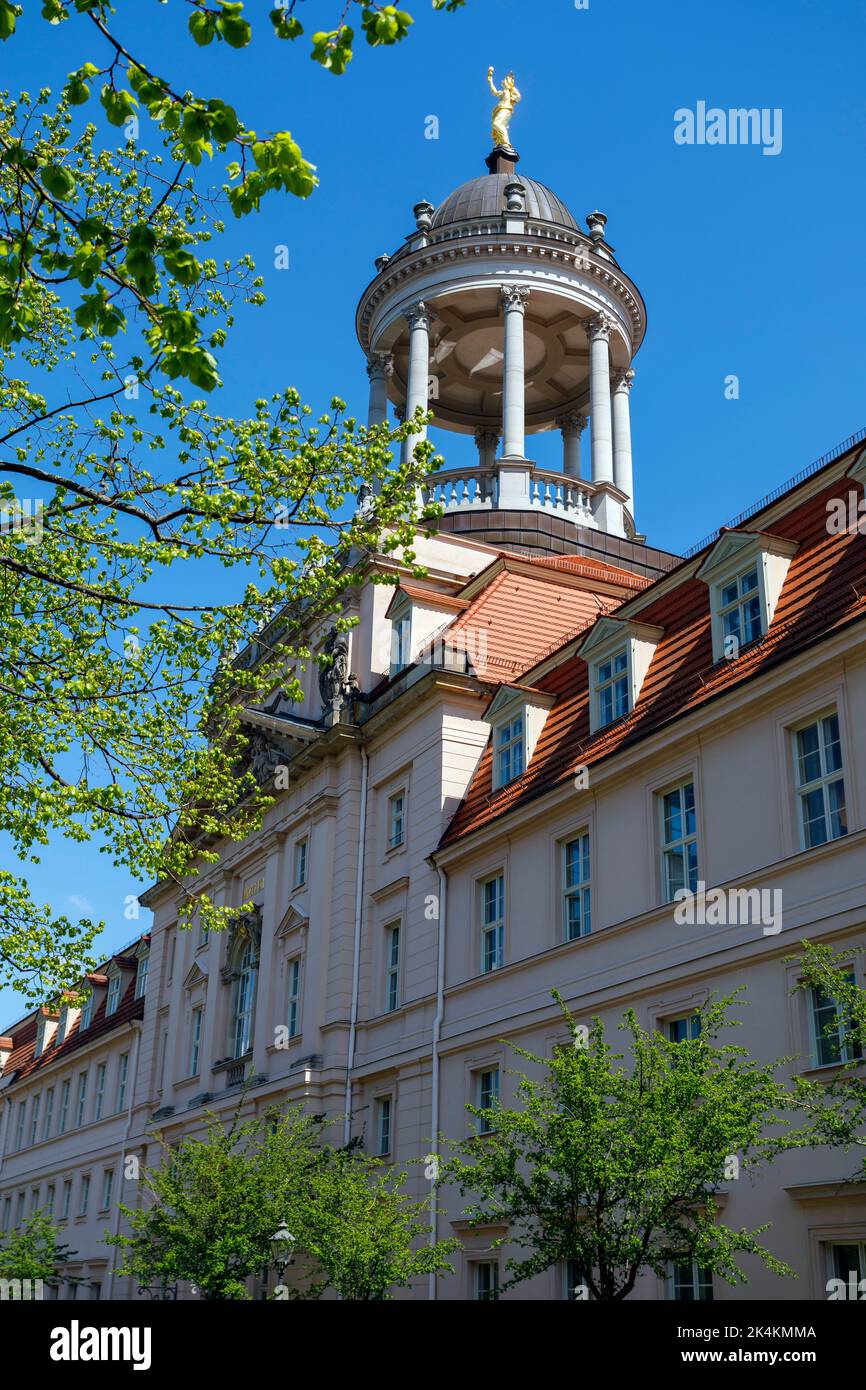 Stiftung großes Waisenhaus in Potsdam im Gebäudekomplex des ehemaligen Großen Militärwaisenhauses in Potsdam, Monopteros mit goldenen Caritas oben Stockfoto