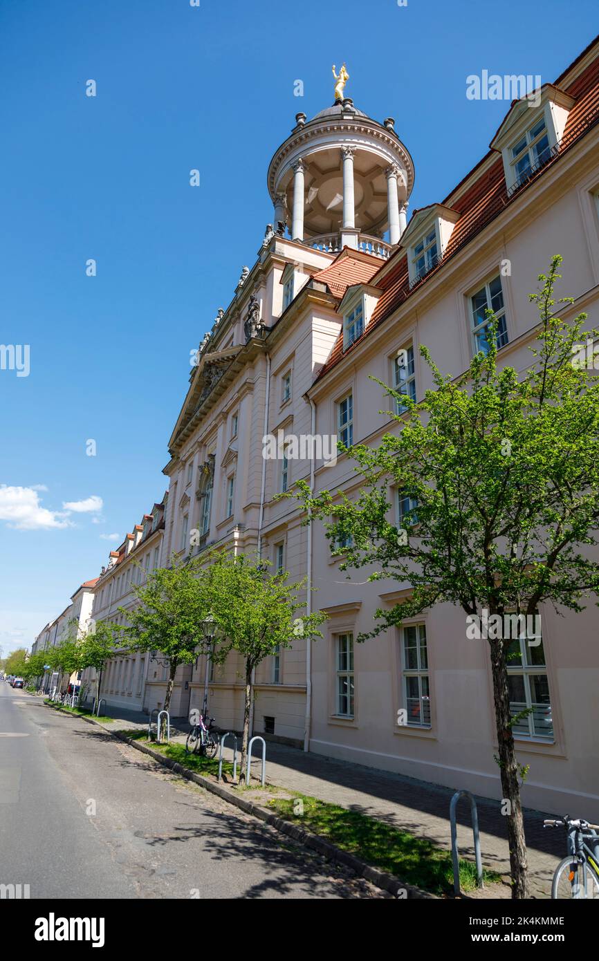 Stiftung großes Waisenhaus in Potsdam im Gebäudekomplex des ehemaligen Großen Militärwaisenhauses in Potsdam, Monopteros mit goldenen Caritas oben Stockfoto
