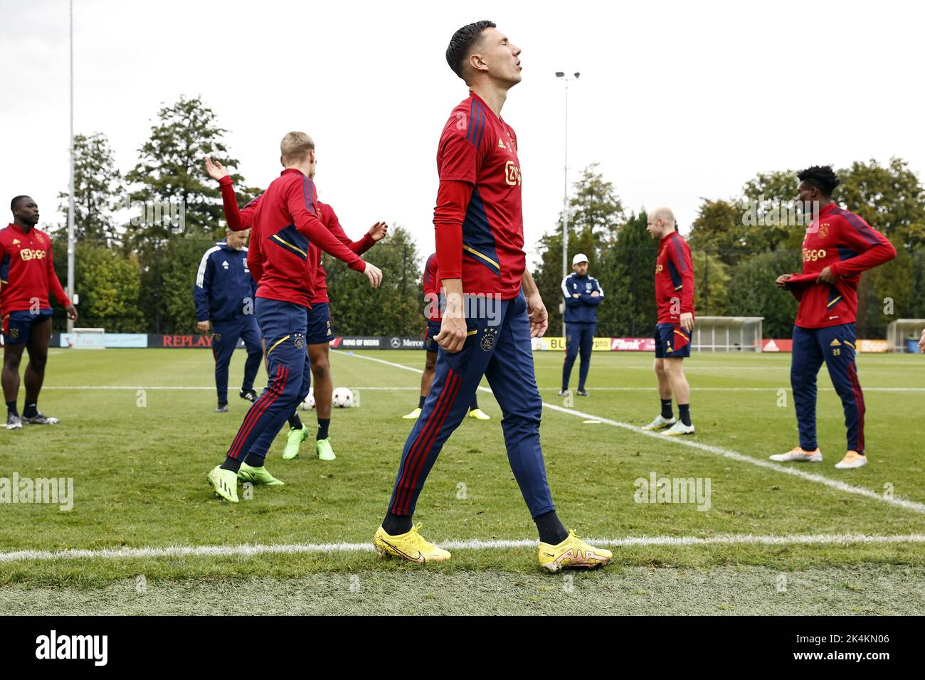 AMSTERDAM - Steven Berghuis von Ajax enttäuscht während des Trainings vor dem Champions-League-Spiel zwischen Ajax Amsterdam und SSC Napoli am 3. Oktober 2022 im Sportkomplex de Toekomst in Amsterdam, Niederlande. ANP MAURICE VAN STEEN Stockfoto