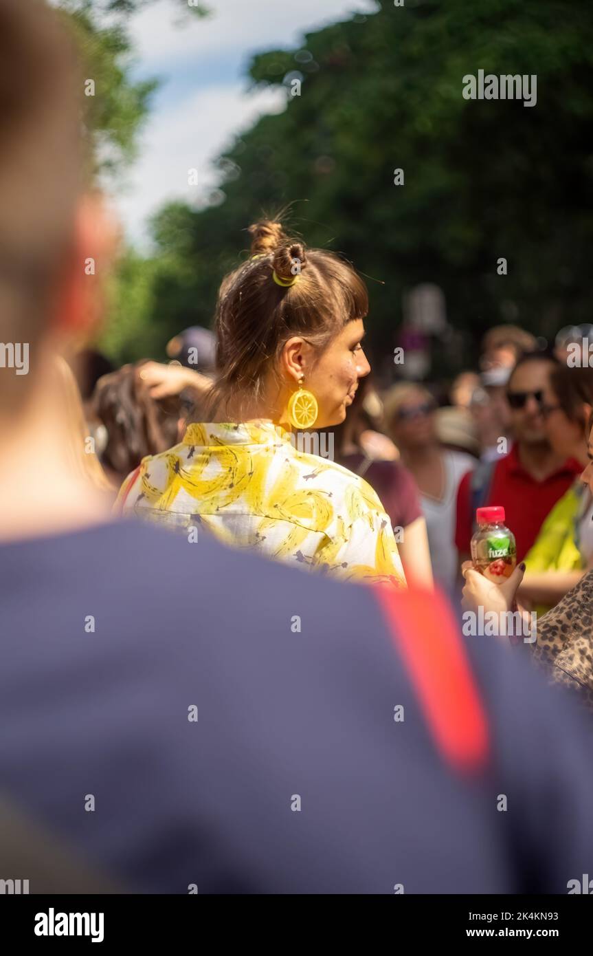 peruanische Frau in traditioneller Kleidung während der Parade Stockfoto
