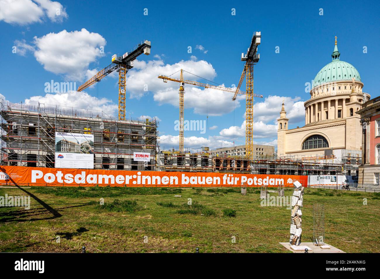 'Gebäude für Potsdam', große Baustelle im Zentrum neben dem staatsparlament und der Nikolaikirche Stockfoto