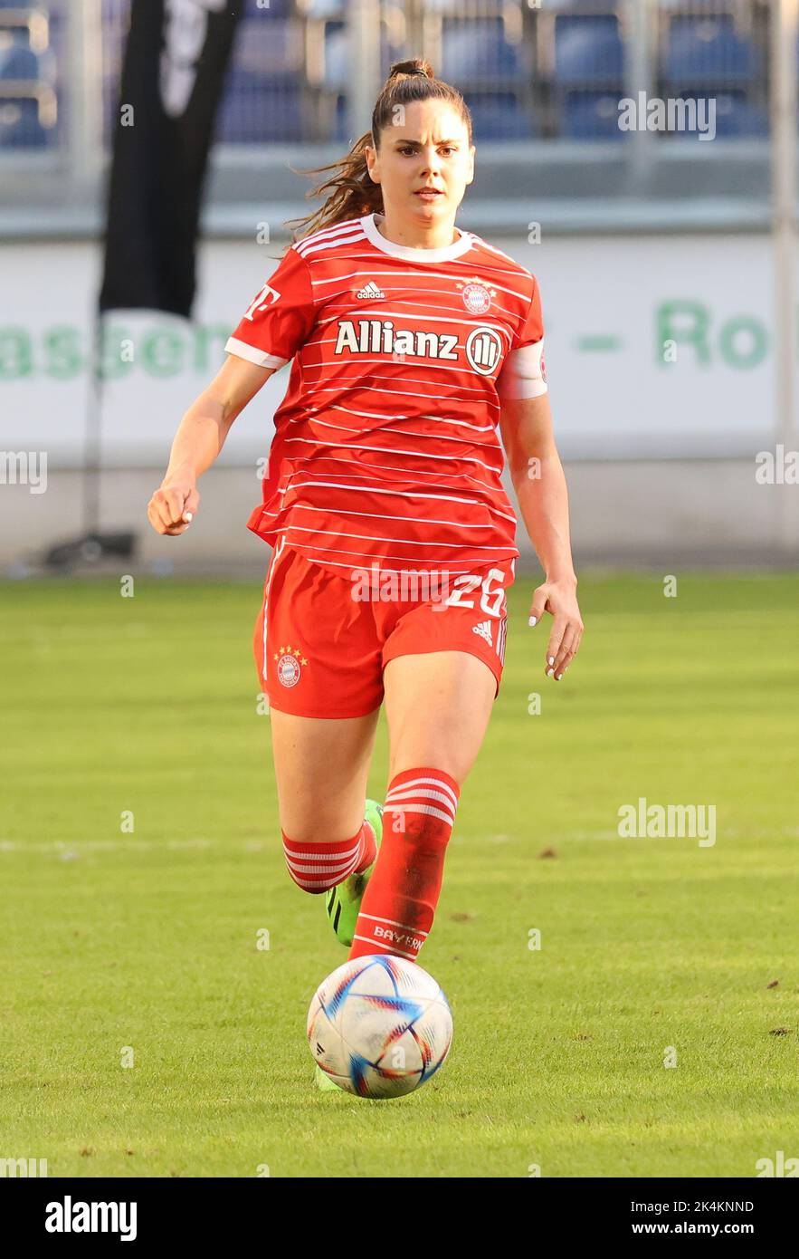 Duisburg, Deutschland. 02. Oktober 2022. Flyeralarm Frauen Bundesliga, Matchday 3, MSV Duisburg - FC Bayern München, Sarah Zadrazil (Bayern)steuert den Ball. Quelle: Jürgen Schwarz/Alamy Live News Stockfoto