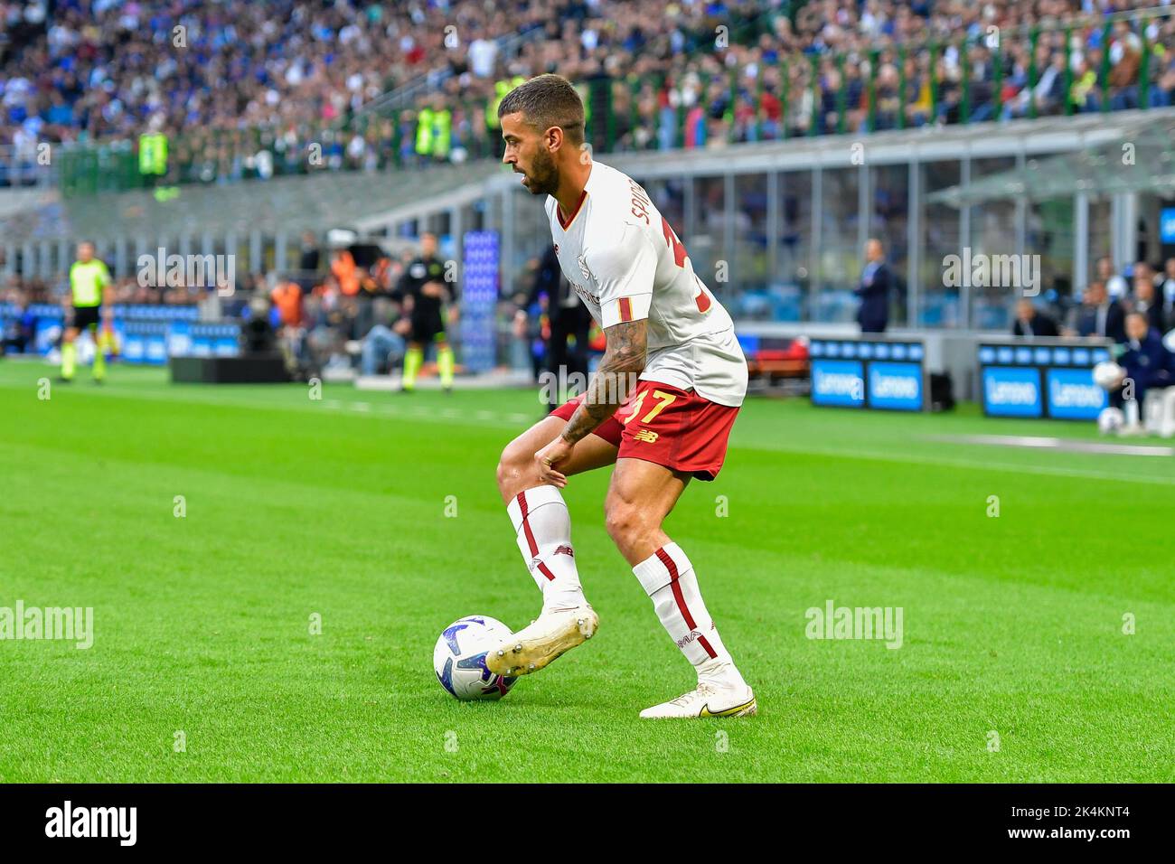 Mailand, Italien. 01., Oktober 2022. Leonardo Spinazzola (37) von Roma gesehen während der Serie Ein Spiel zwischen Inter und Roma bei Giuseppe Meazza in Mailand. (Bildnachweis: Gonzales Photo - Tommaso Fimiano). Stockfoto