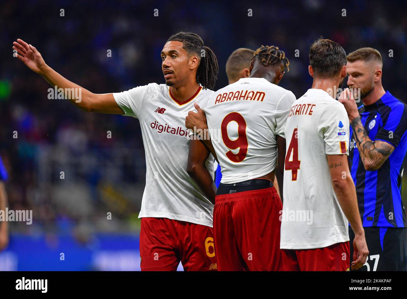 Mailand, Italien. 01., Oktober 2022. Chris Smalling (6) von Roma sah während der Serie Ein Spiel zwischen Inter und Roma bei Giuseppe Meazza in Mailand. (Bildnachweis: Gonzales Photo - Tommaso Fimiano). Stockfoto