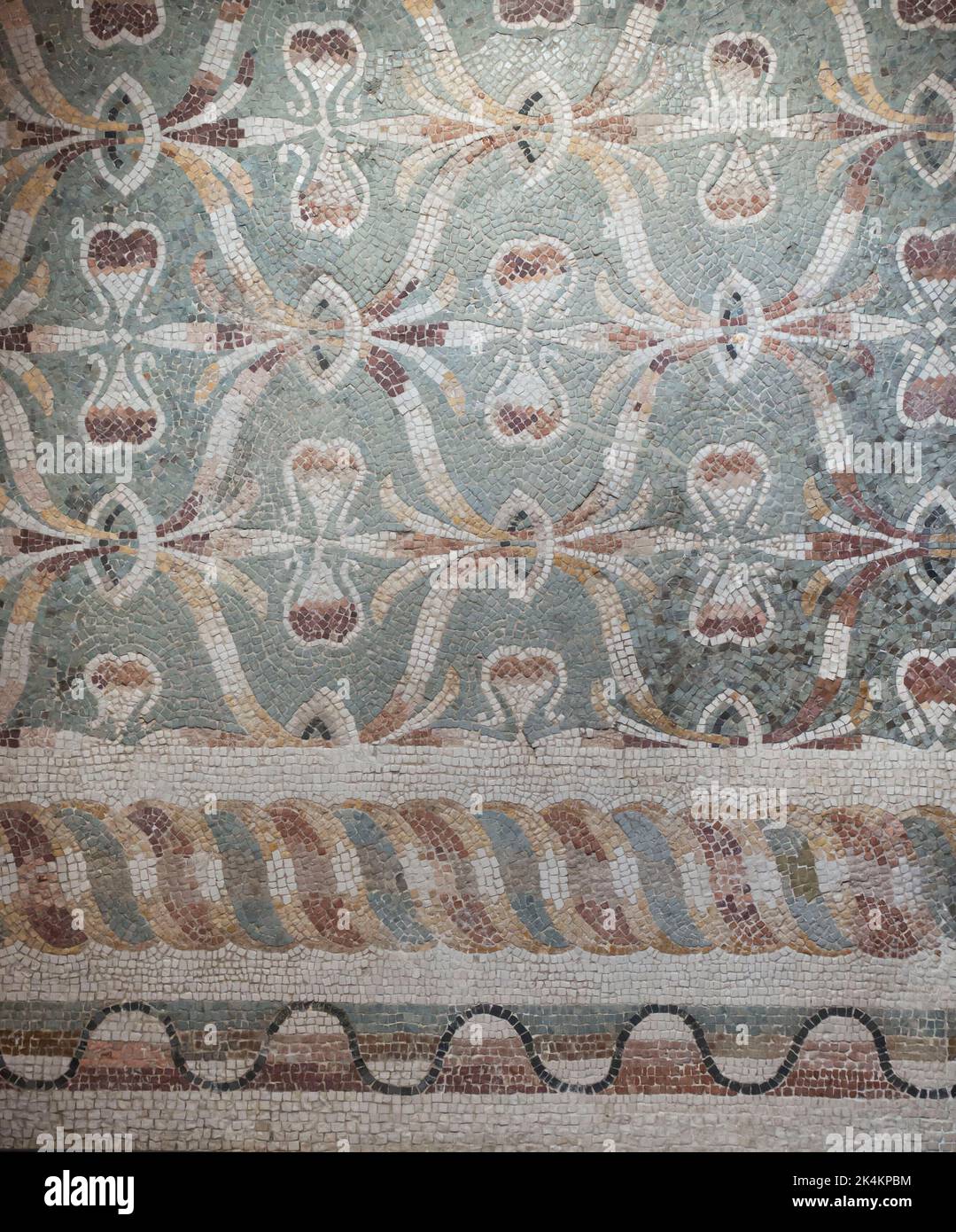 Rom, Centrale Montemartini Museum - Polychromes Bodenmosaik mit Sinuswellenmuster, 3.. Jahrhundert n. Chr. Stockfoto
