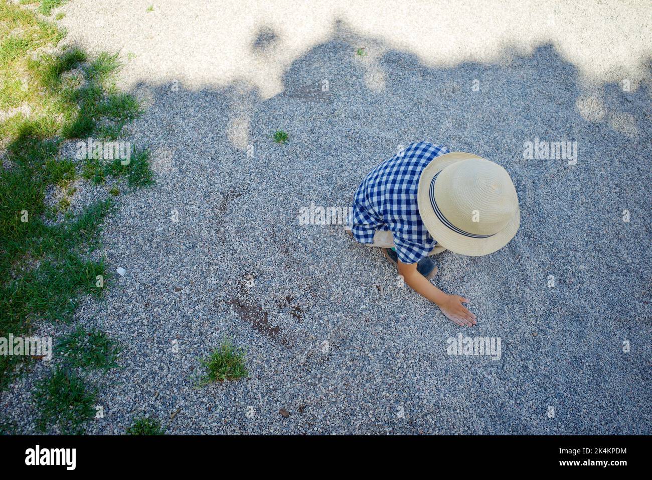 Ein Junge spielt auf einem Spielplatz Felsen Stockfoto