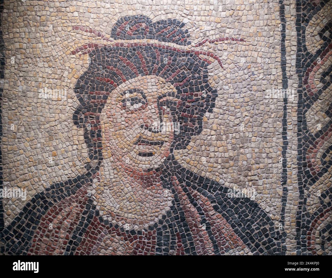 Rom, Italien Centrale Montemartini Museum, Stockwerk römisches Mosaik mit Büste einer Saison aus dem 3. Jahrhundert Stockfoto