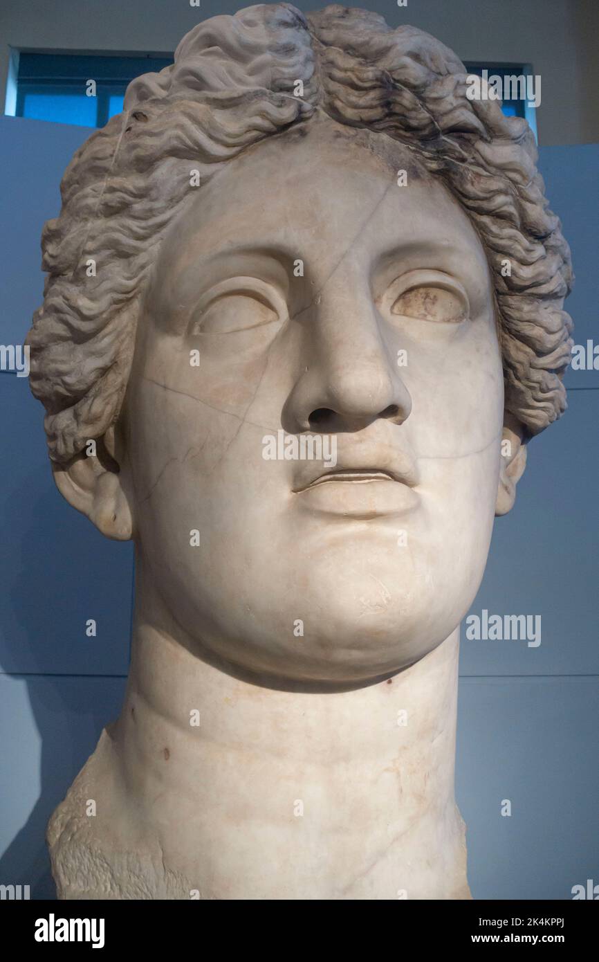 Centrale Montemartini Museum, Rom, Italien - kolossaler Kopf, der vermutlich der Kultstatue des Fortuna Huiusce Diei aus dem 1.. Jahrhundert v. Chr. war Stockfoto