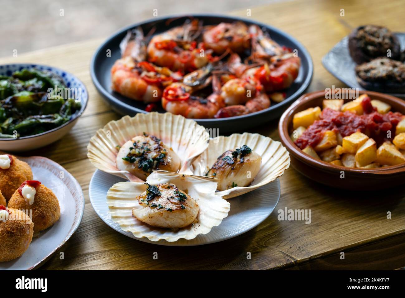 Auswahl an traditionellen spanischen Tapas Stockfoto