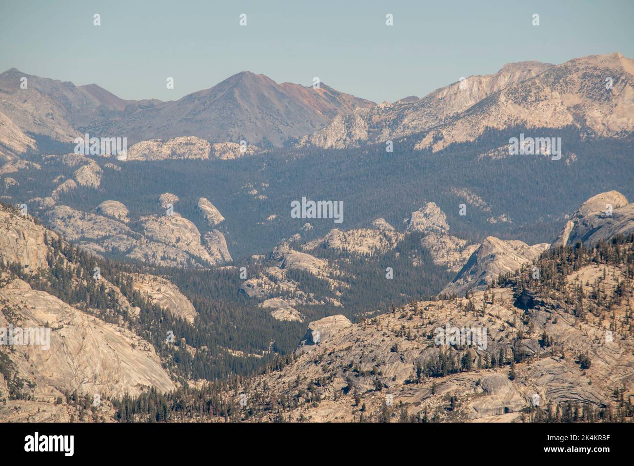 Der Weg zu Clouds Rest, einem Berggipfel im Yosemite National Park, CA, der einen Panoramablick auf den Park einschließlich Half Dome bietet, ist schwierig. Stockfoto