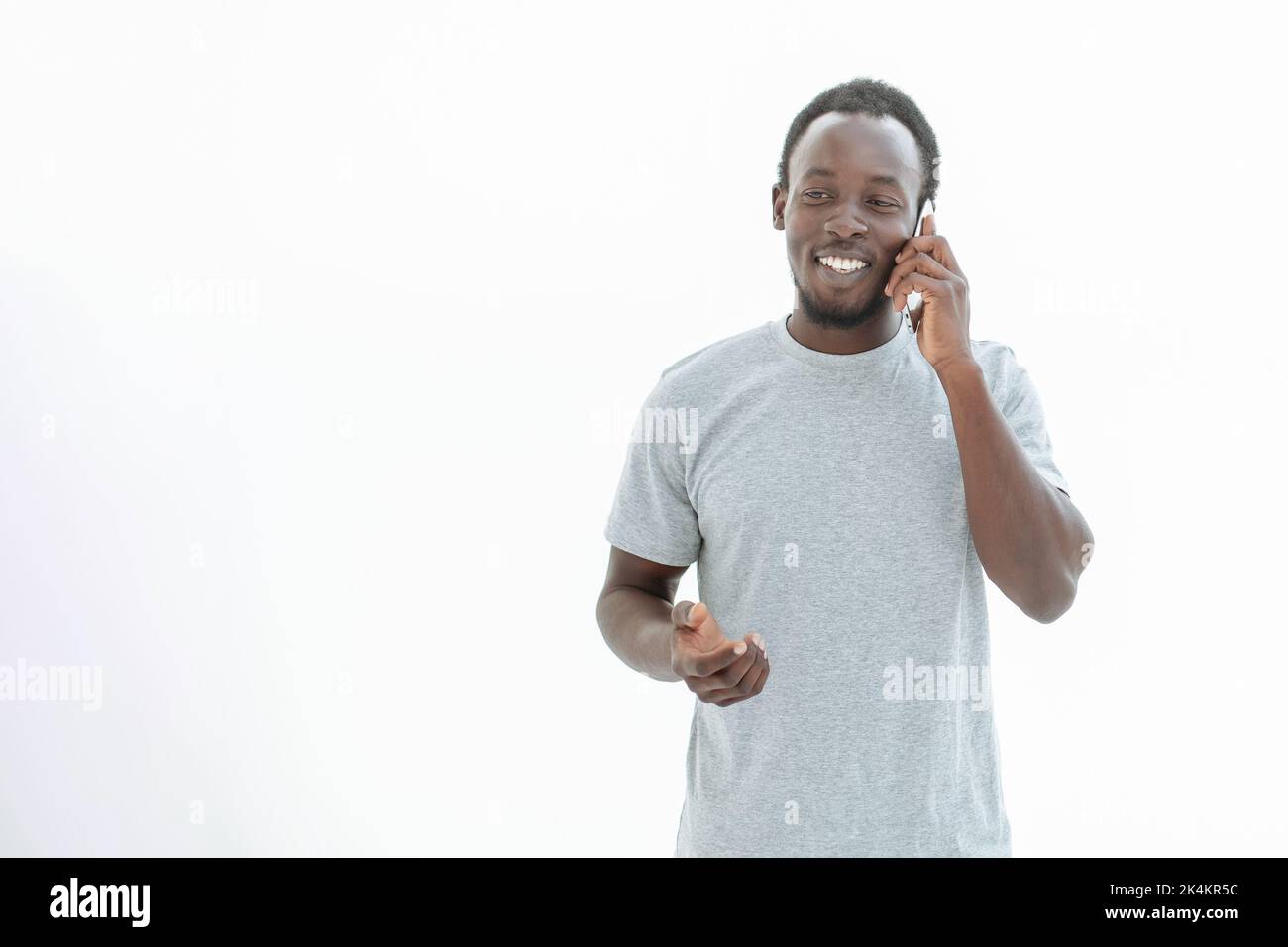 Seriöser junger Mann, der auf seinem Smartphone spricht. Stockfoto