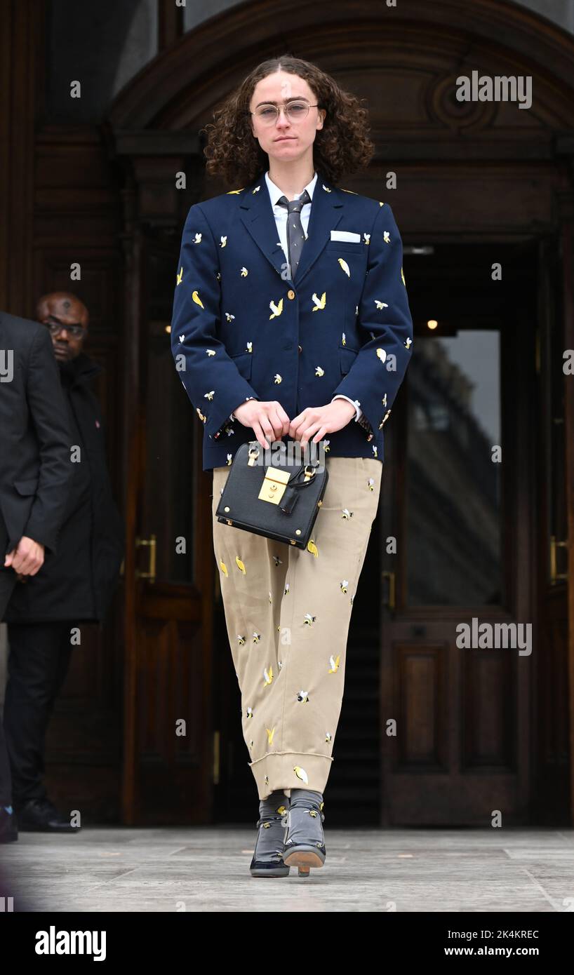 Ella Emhoff hat am 03 2022. Oktober gesehen, wie sie die Pariser Modewoche Thom Browne in Paris verlassen hat. (Sipa Press) Stockfoto