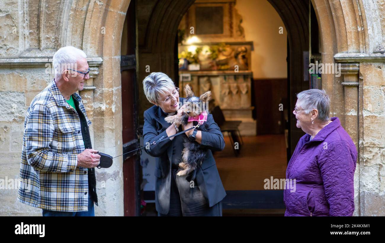 Milton Keynes, Großbritannien, 02.. Oktober 2022. Hunde, die für den Haustierservice in der St Marys Church, Milton Keynes, ankommen.Vikar Sharon GRENHAM-THOMPSON begrüßt den Yorkshire Terrier Welpen Daisy zum Haustierservice. Kredit-Sin Thatcher/Alamy Live Nachrichten Stockfoto