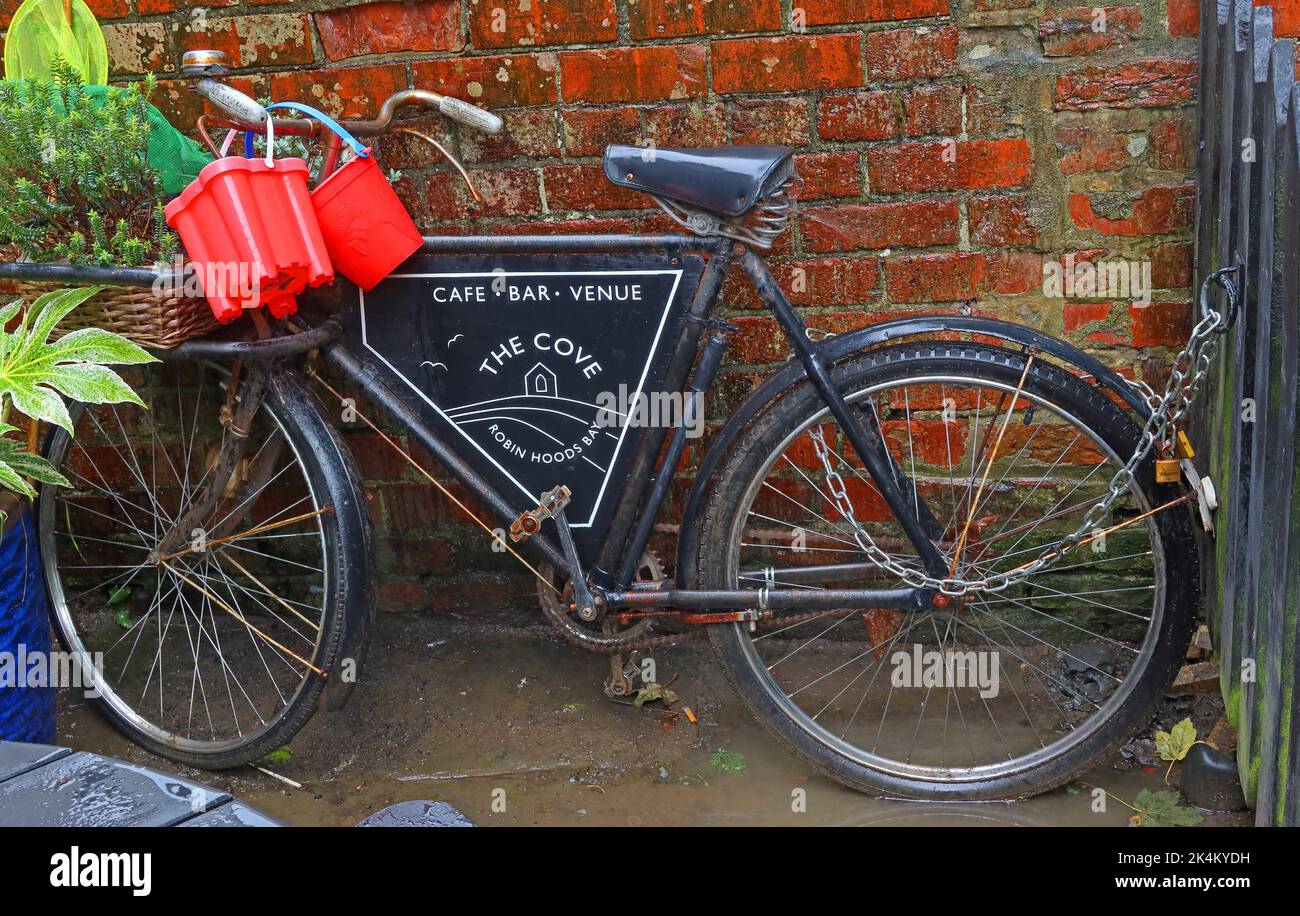Fahrrad vor dem Cove Cafe, Robin Hoods Bay, Whitby, North Yorkshire, England, Großbritannien, YO22 4RD Stockfoto