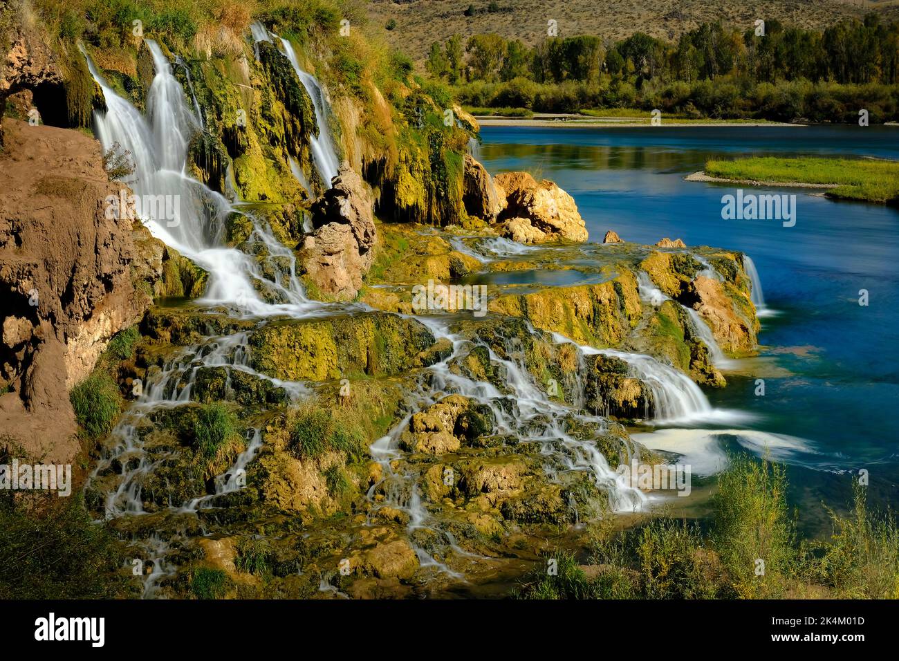 Fall Creek Falls Wasserfälle auf dem Fluss in Wildnis mit Laub und Textur Stockfoto