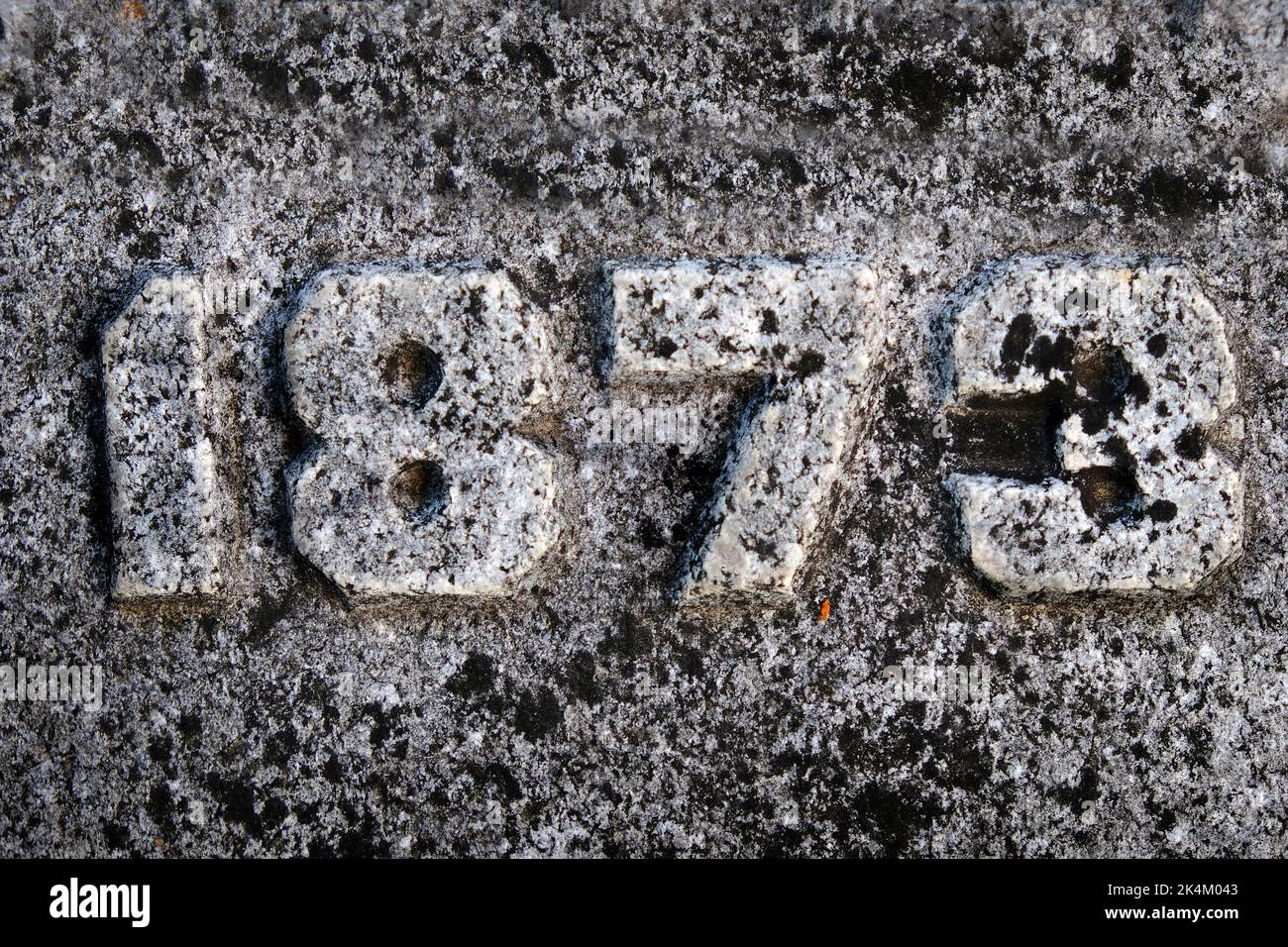 Grob strukturierte geschnitzte Zahlen in Stein 1873 Stockfoto