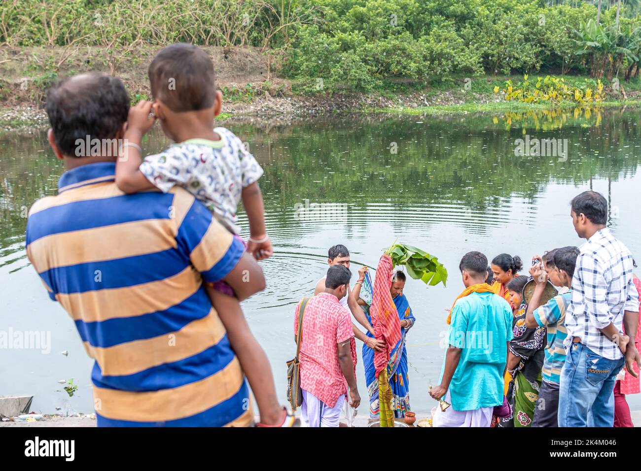 Eines der ersten Rituale von durga puja ist das 'Kola Bou Snan'. Sie wird in einer Bananenbraut dargestellt und rituell in eine Göttin verwandelt. Stockfoto