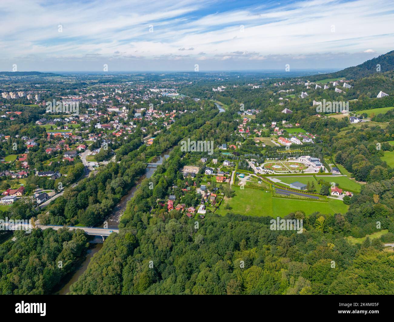 Ustron Aerial View. Landschaft der Stadt und Kurort in Ustron auf den Hügeln der Schlesischen Beskiden. Polen. Stockfoto