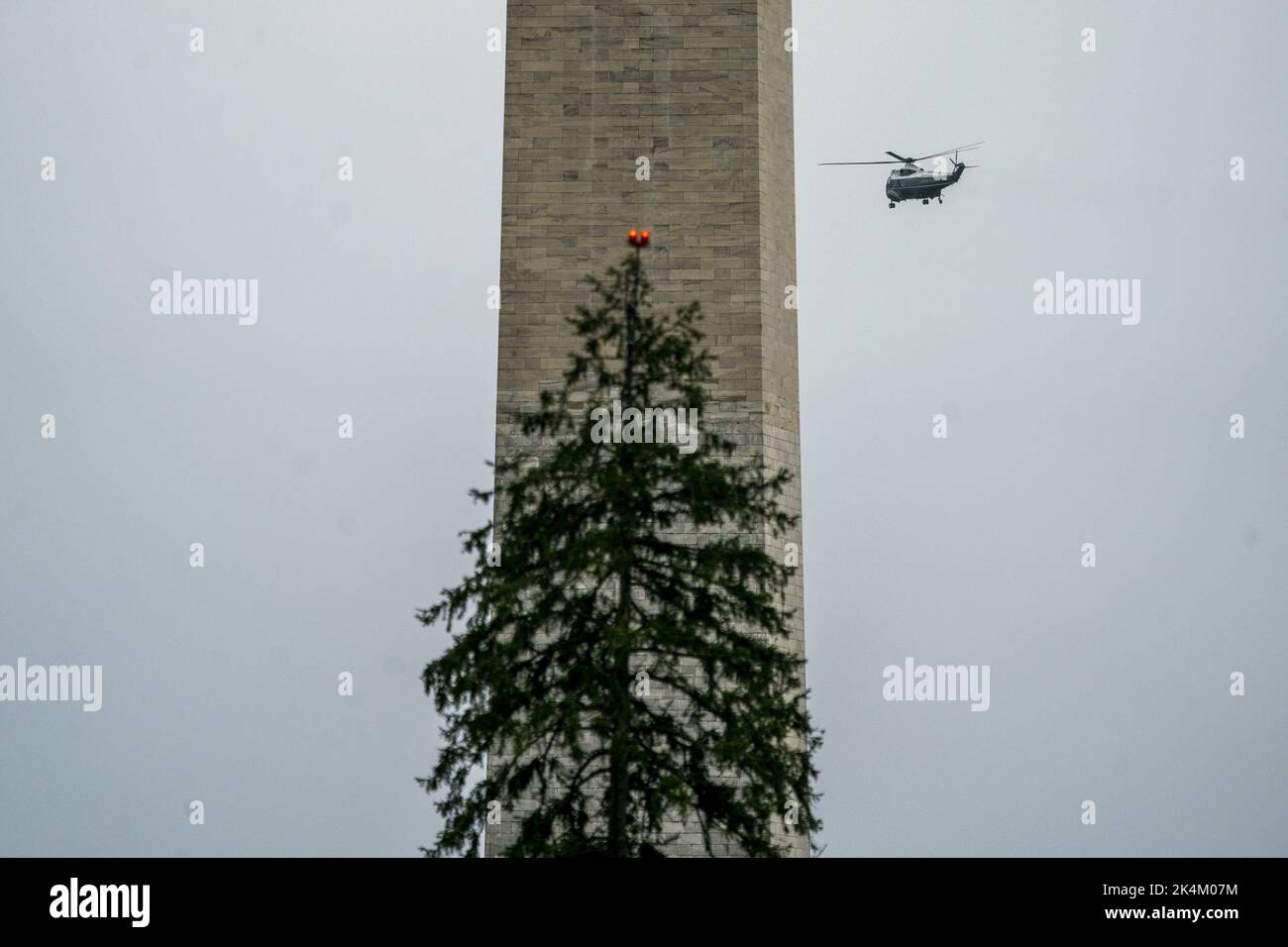 Washington, Usa. 03. Oktober 2022. Marine One, mit US-Präsident Joe Biden und First Lady Jill Biden an Bord, fliegt in der Nähe des Washington Monument, nachdem es am 3. Oktober 2022 vom South Lawn des Weißen Hauses in Washington, DC, abgehoben wurde. Präsident Biden und die First Lady reisen nach Puerto Rico, um ein Briefing zu erhalten, sich mit Familien und Gemeindeführern zu treffen und an einem Service-Projekt nach dem Inselschaden durch den Hurrikan Fiona teilzunehmen Foto von Shawn Thew/UPI Quelle: UPI/Alamy Live News Stockfoto