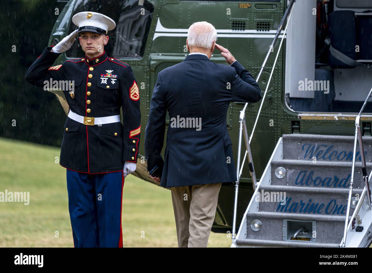 Washington, Usa. 03. Oktober 2022. US-Präsident Joe Biden ist am 3. Oktober 2022 an der Marine One auf dem South Lawn des Weißen Hauses in Washington, DC, im Vorstand. Präsident Biden und die First Lady reisen nach Puerto Rico, um ein Briefing zu erhalten, sich mit Familien und Gemeindeführern zu treffen und an einem Service-Projekt nach dem Inselschaden durch den Hurrikan Fiona teilzunehmen Foto von Shawn Thew/UPI Quelle: UPI/Alamy Live News Stockfoto