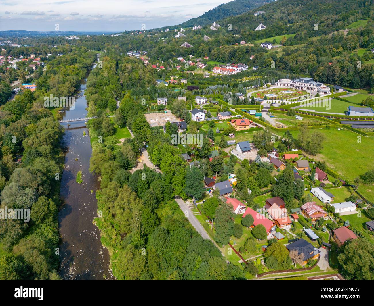 Ustron Aerial View. Landschaft der Stadt und Kurort in Ustron auf den Hügeln der Schlesischen Beskiden. Polen. Stockfoto