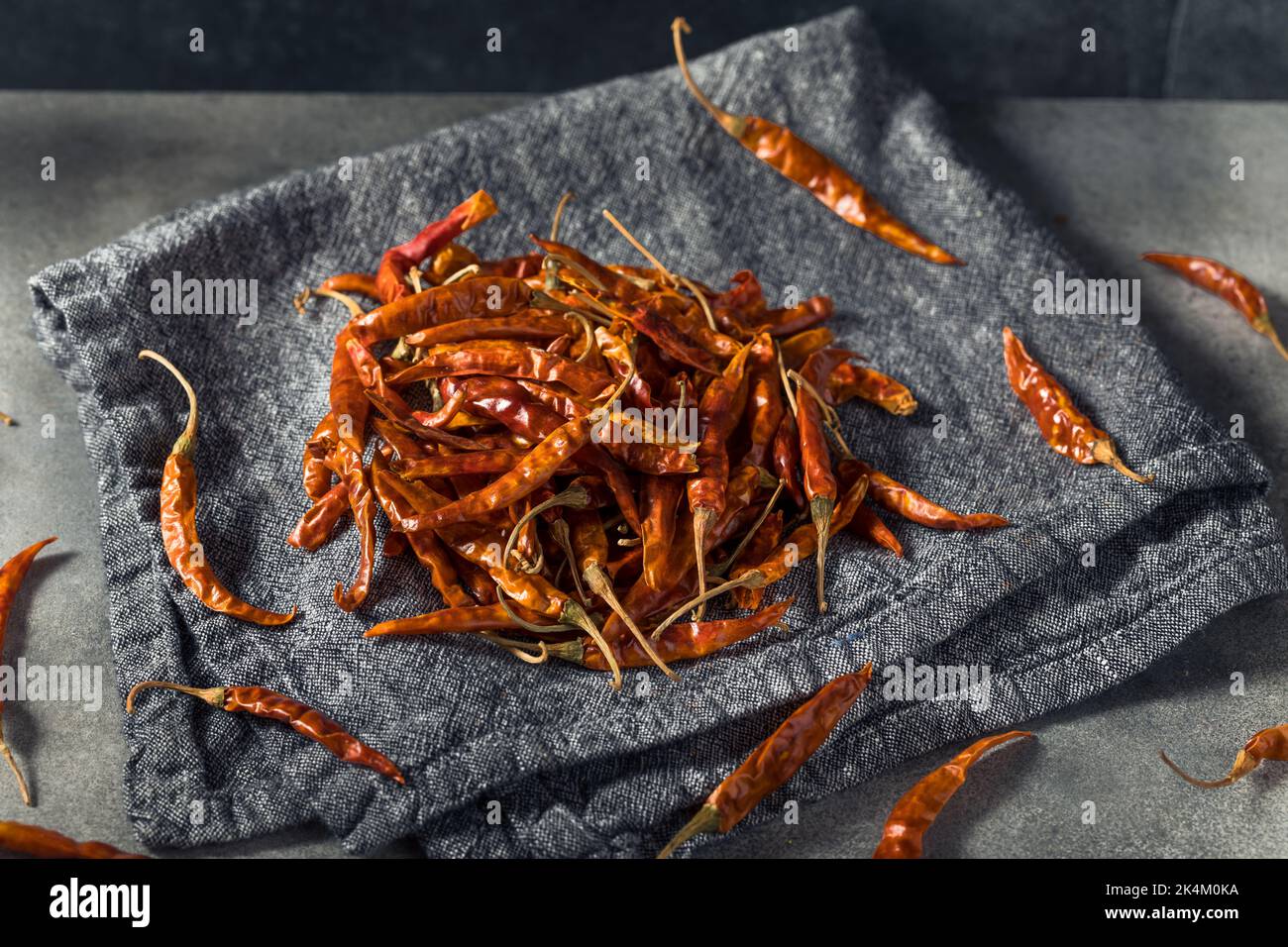 Trockene rote Bio-Chilli De Arbol-Paprika in einem Bund Stockfoto