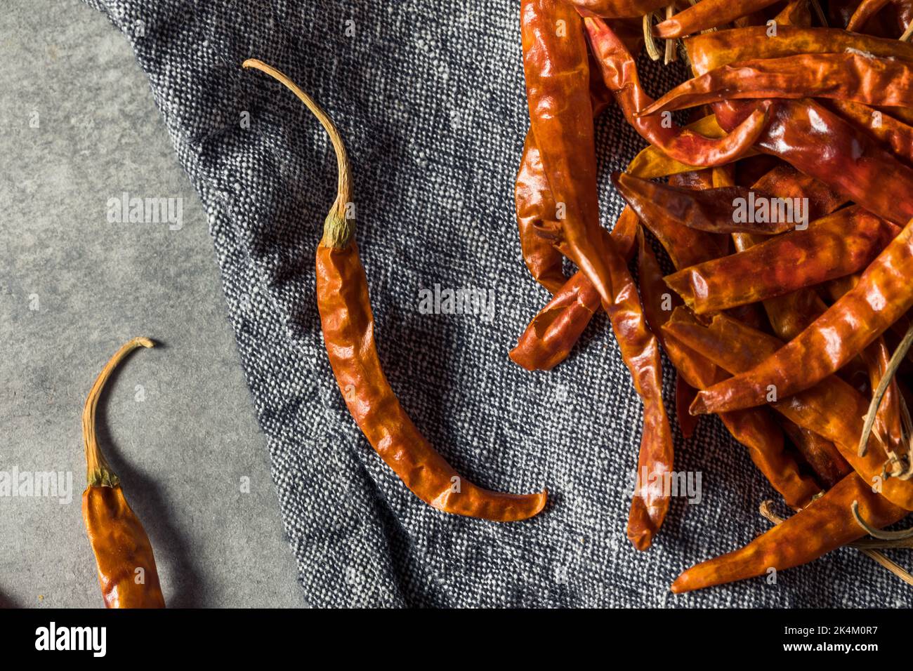 Trockene rote Bio-Chilli De Arbol-Paprika in einem Bund Stockfoto