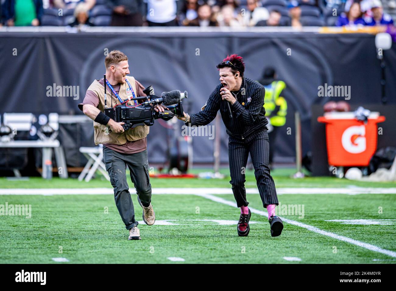 LONDON, GROSSBRITANNIEN. 02., Oktober 2022. Sänger Dominic Richard Harrison (aka Yungblud) tritt in der Halbzeit während der NFL 2022 London Series - Minnesota Vikings vs New Orleans Saints am Sonntag, den 02. Oktober 2022, im Tottenham Hotspur Stadium auf. LONDON, ENGLAND. Kredit: Taka G Wu/Alamy Live Nachrichten Stockfoto