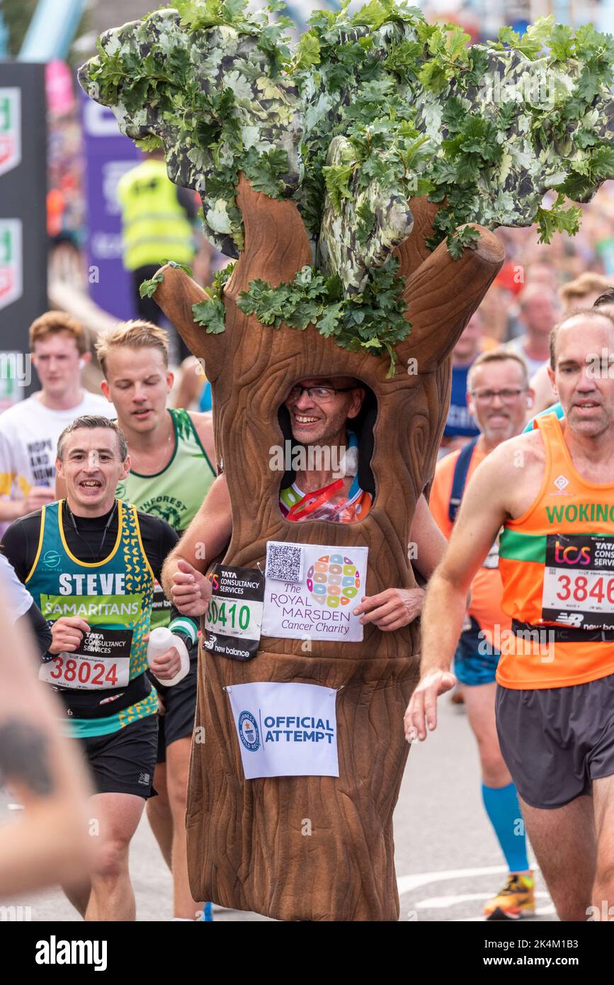 Rob Duncombe läuft beim TCS London Marathon 2022 auf der Tower Bridge ...