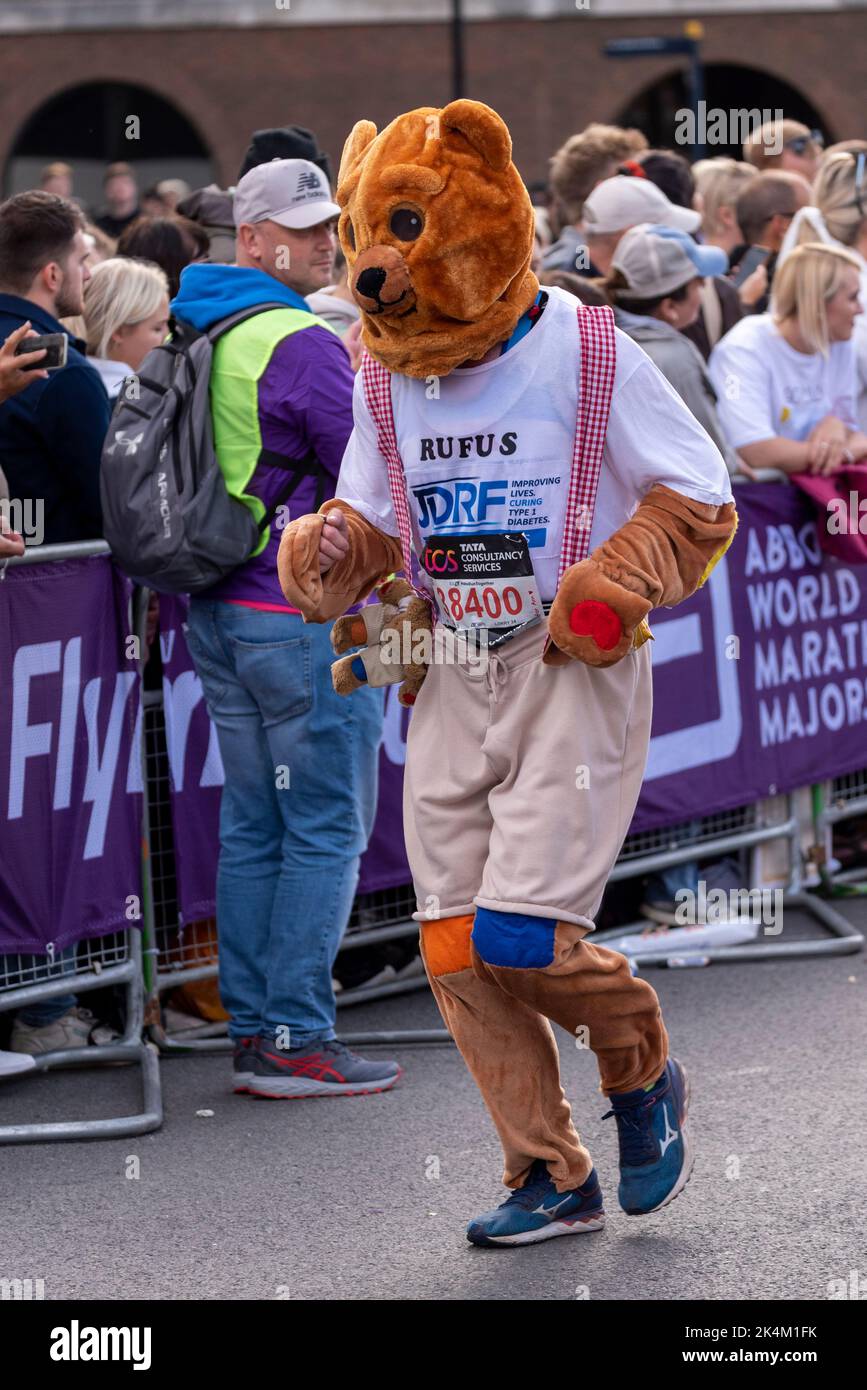 Mark Conlin läuft beim TCS London Marathon 2022 auf der Tower Bridge Approach Road, City of London, Großbritannien, und trägt ein Teddybär-Kostüm Stockfoto