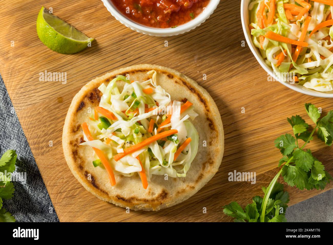 Hausgemachte salvadorianische Maispuppen mit Curtido und Salsa Stockfoto