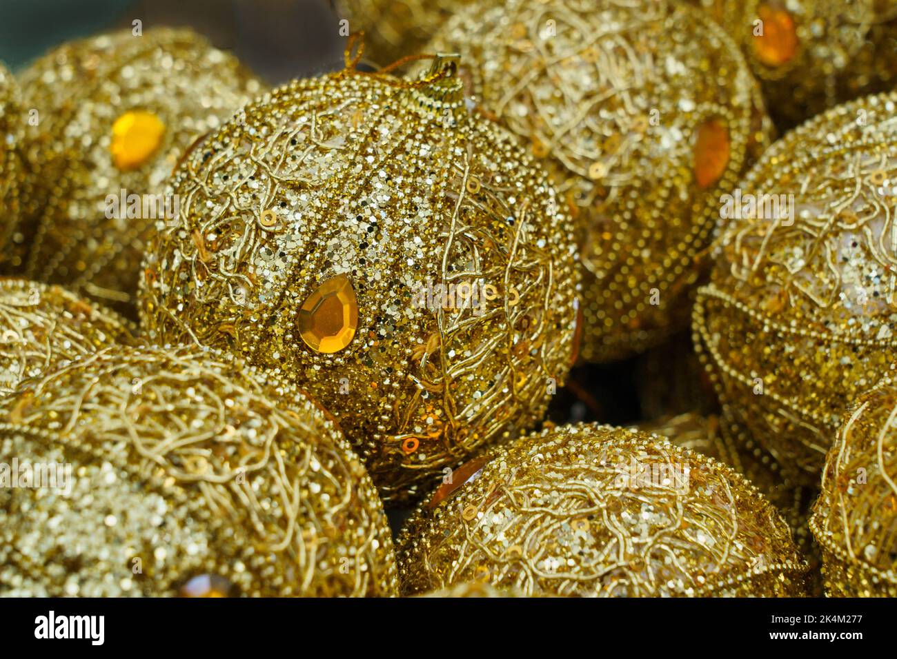 Nahaufnahme von goldenen Kugeln mit komplexen, detailreichen Mustern. Stockfoto