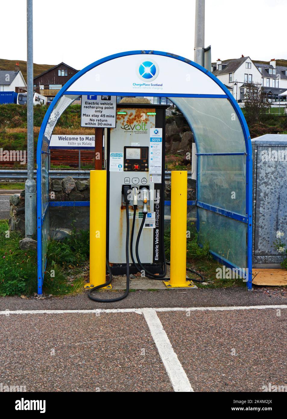 Ein Tri-Rapid-Ladegerät für Elektrofahrzeuge zum Aufladen von Elektrofahrzeugen auf einem Parkplatz in Mallaig, Morar, Schottland, Großbritannien. Stockfoto