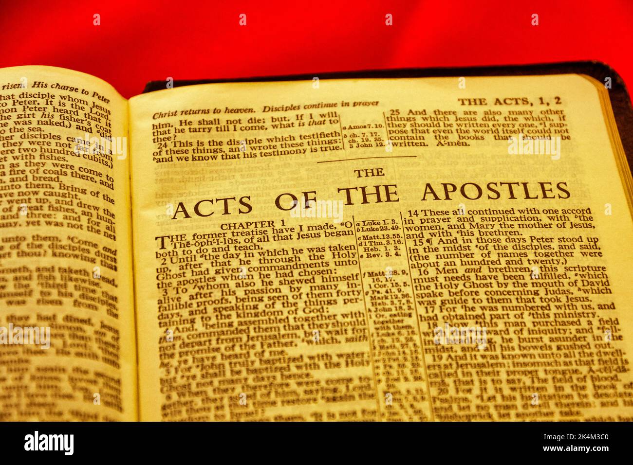 Nahaufnahme der antiken Heiligen Bibelseite, geringe Schärfentiefe mit Fokus auf Kapitelüberschrift, die Apostelgeschichte Stockfoto