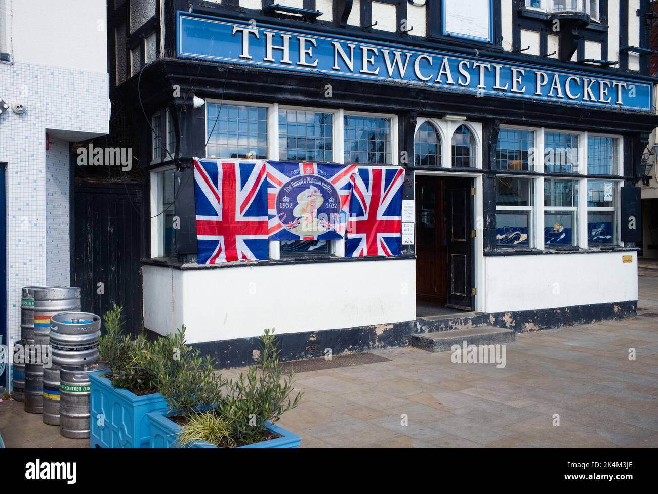 Der Newcastle Packet Pub in Sandside, Scarborough, an den Feiertagen, die für die Beerdigung von Königin Elizabeth abgehalten wurden Stockfoto