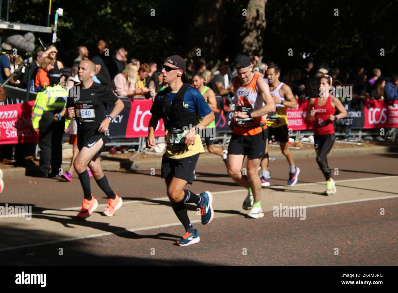 St. James Park & Birdcage Walk, London, Großbritannien. 02. Oktober 2022. Ein scheinbar endloses Gefolge von Läufern mit mittlerer und niedriger Geschwindigkeit geht die letzte Etappe des London-Marathons 2022 entlang und schlentert den Birdcage Walk entlang des südlichen Randes des Londoner St. James Parks. Auf dem Weg biegen Sie um das Vordergebäude des Buckingham Palace und auf die Ziellinie, die sich entlang einer berühmten Promenade befindet, nämlich der Londoner Mall. Quelle: ©Julia Mineeva/EGBN TV News/Alamy Live News Stockfoto