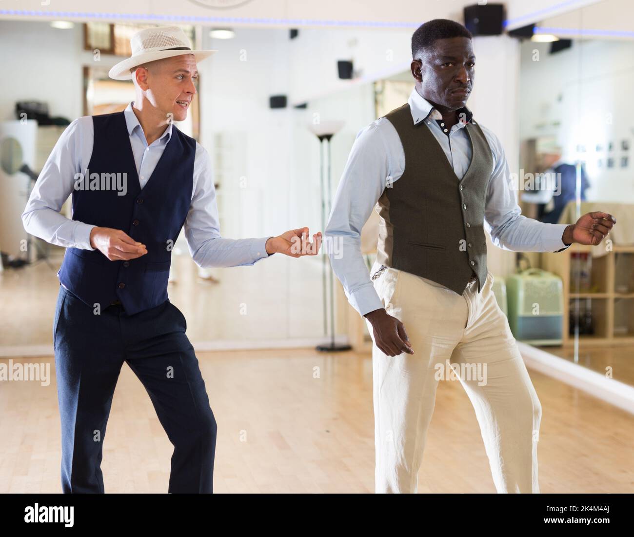 Zwei Männer tanzen Jazz im Studio Stockfoto