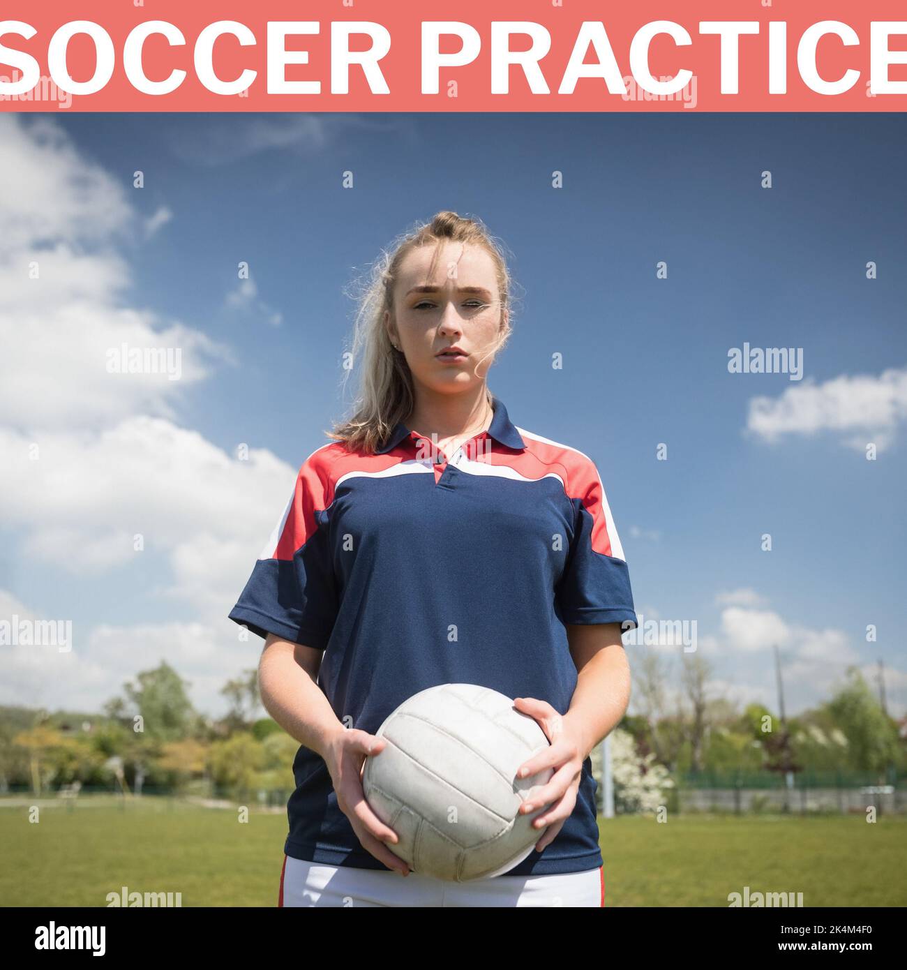 Quadratisches Bild von Fußball-Praxis und kaukasischen Mädchen mit Ball Stockfoto
