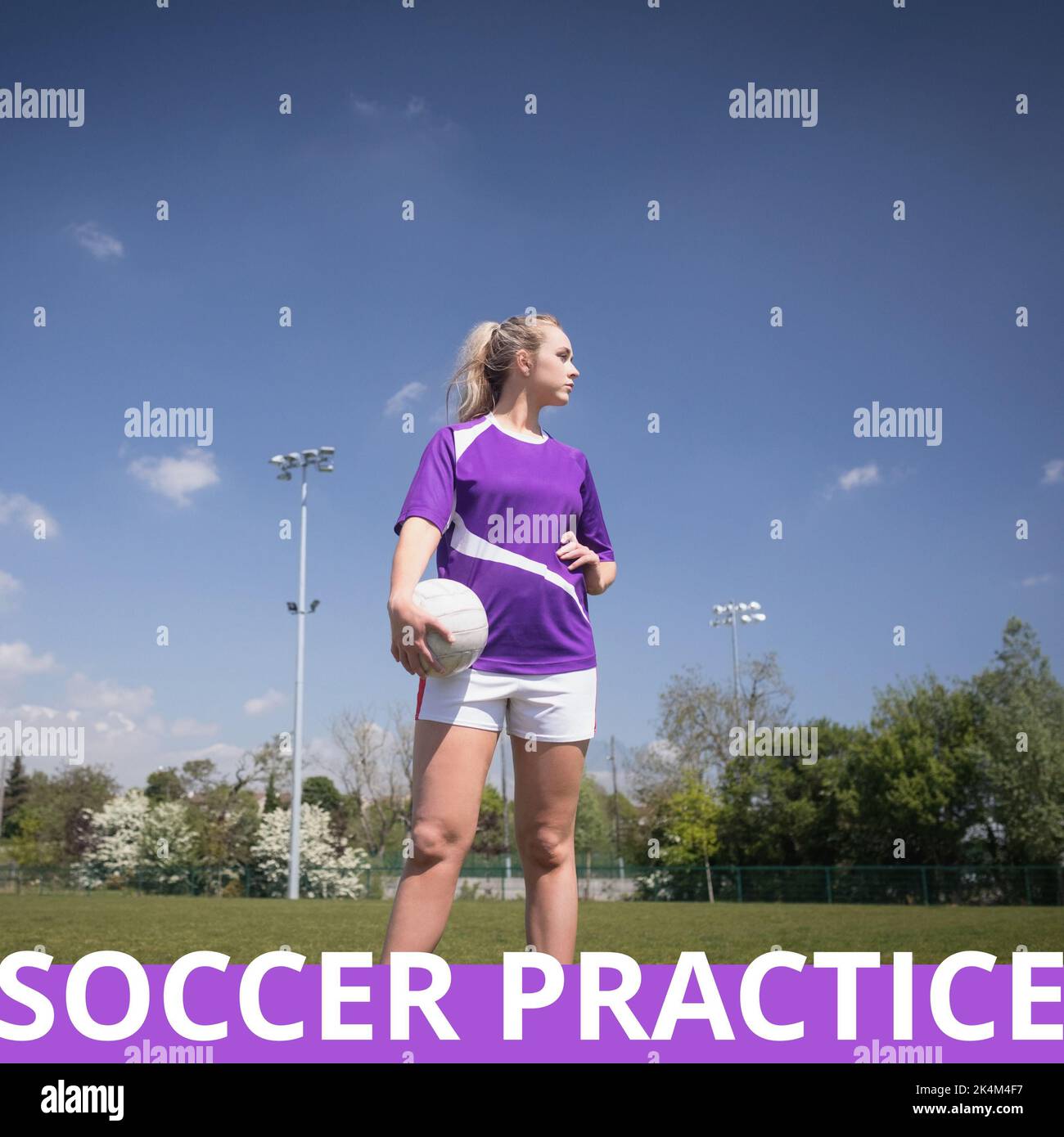 Quadratisches Bild von Fußball-Praxis und kaukasischen Mädchen mit Ball Stockfoto