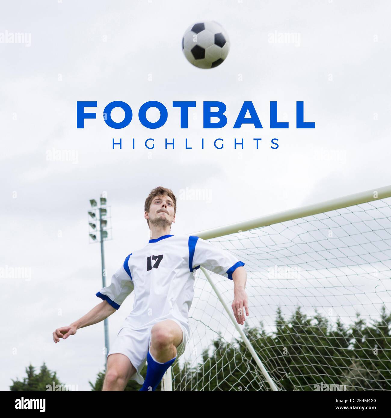 Vertikales Bild Fußball-Highlights und kaukasischen männlichen Fußballspieler tritt Ball Stockfoto
