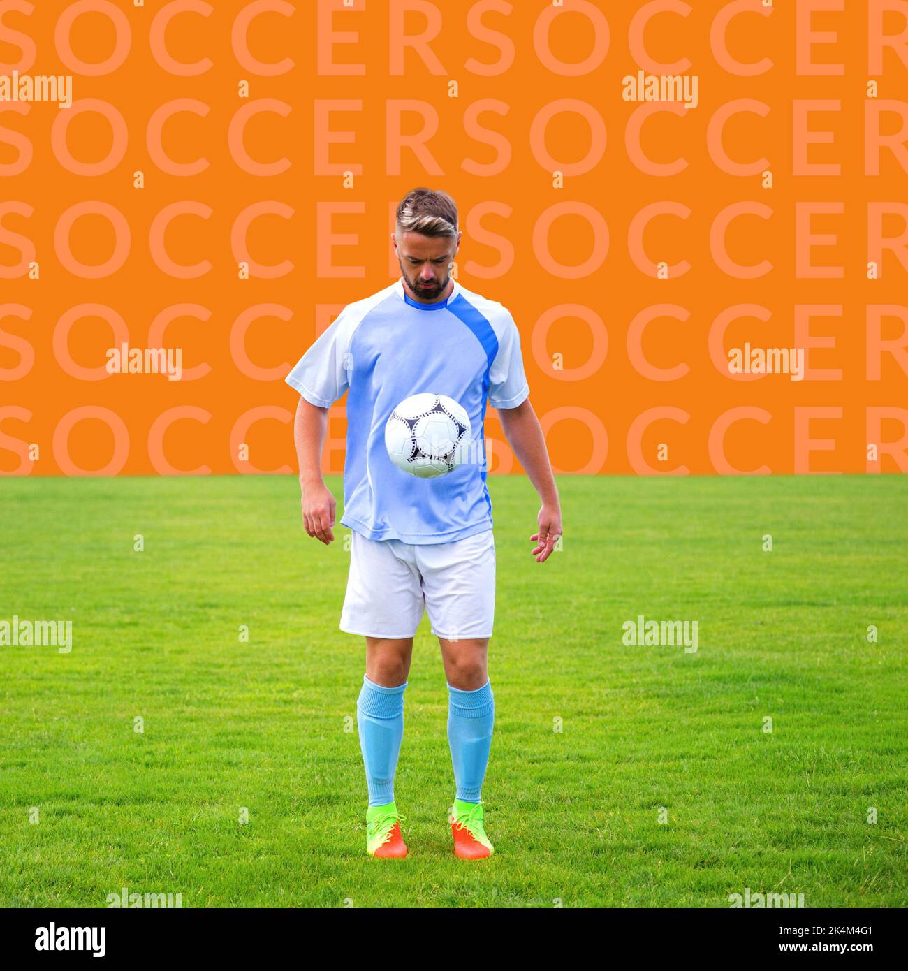 Quadratisches Bild von multiplizierter Fußball und kaukasischem männlichen Spieler mit Ball Stockfoto