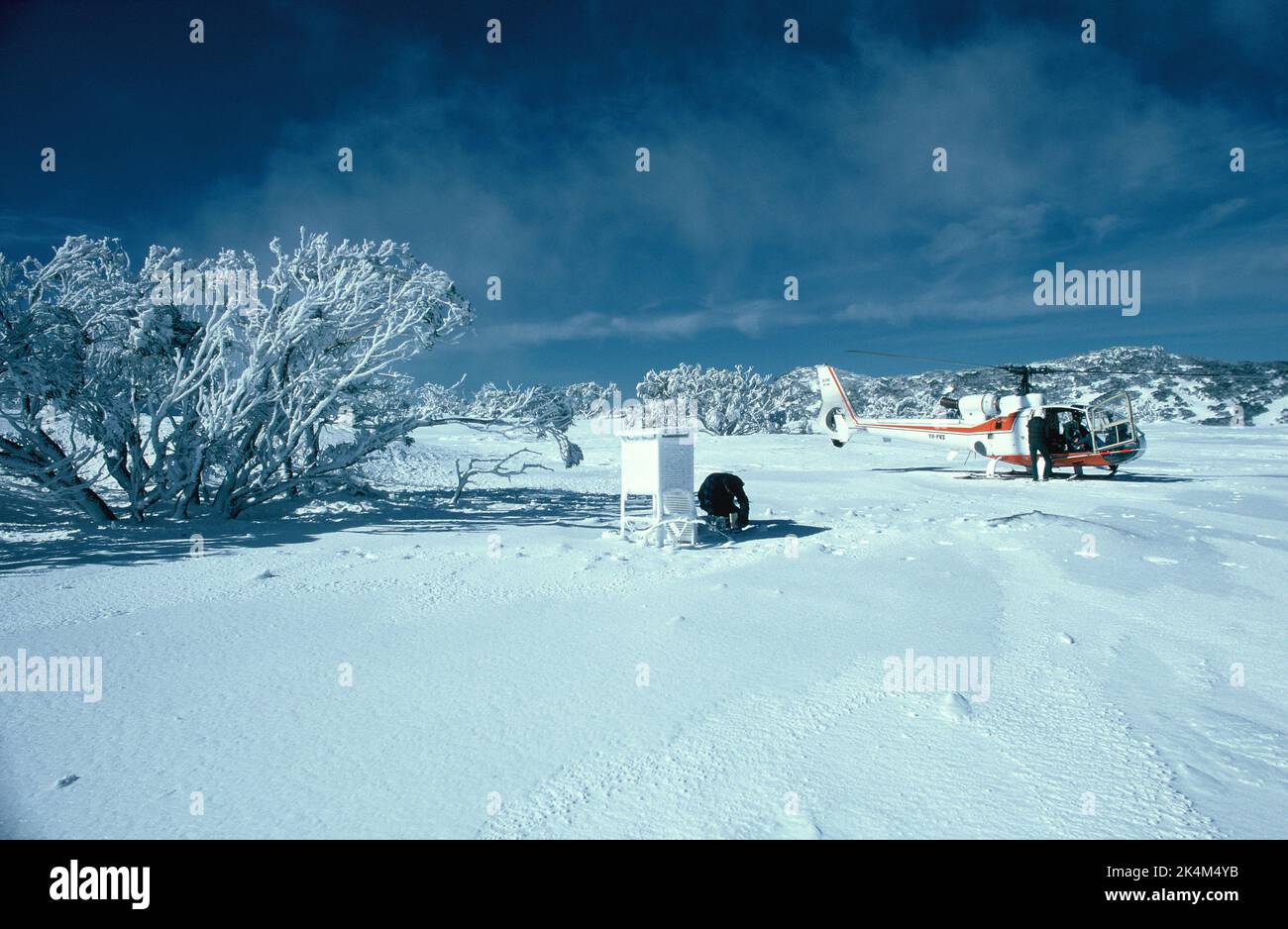 Australien. New South Wales. Charlotte Pass. Winter. Meteorologen mit Hubschrauber. Stockfoto