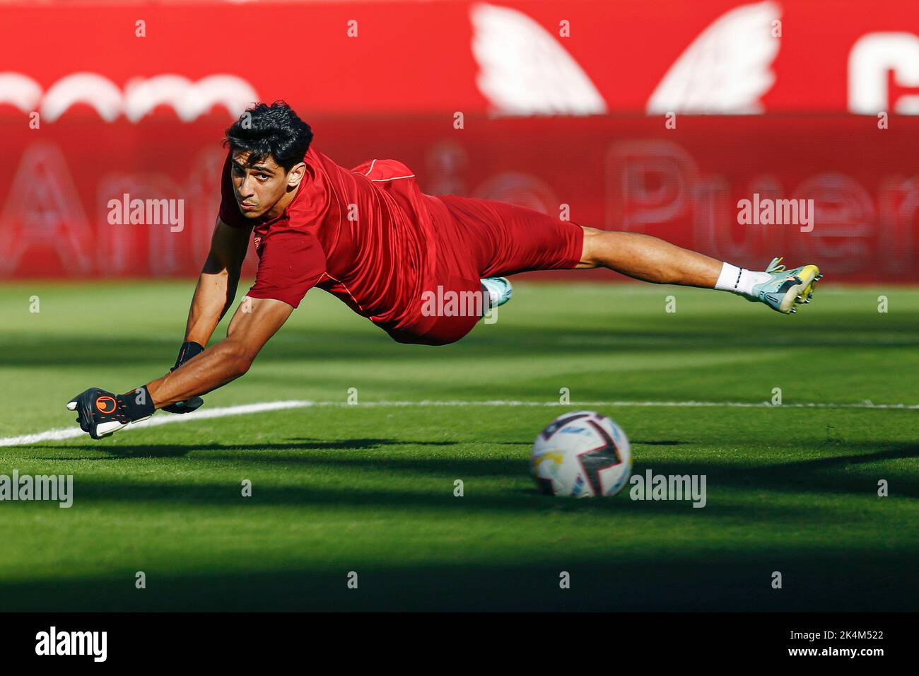 Yassine Bounou Bono vom FC Sevilla während des La Liga-Spiels zwischen dem FC Sevilla und Atletico de Madrid spielte am 01. Oktober 2022 im Sanchez Pizjuan-Stadion in Sevilla, Spanien. (Foto von Antonio Pozo / PRESSIN) Stockfoto