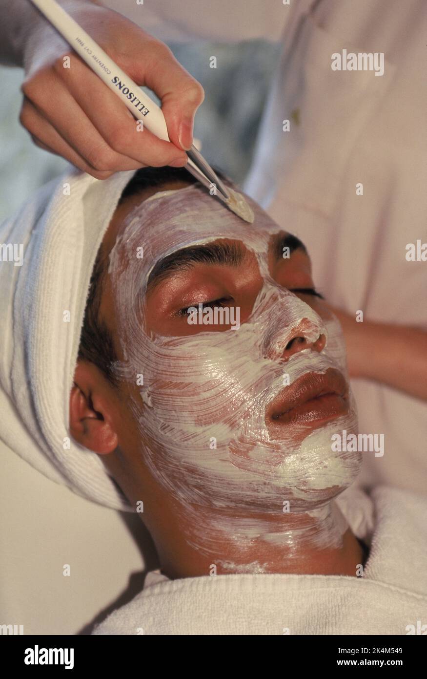 Thailand. Hua Hin. Chiva-Som Health Resort und Spa. Mann, der eine Gesichtsmaskenbehandlung hat. Stockfoto
