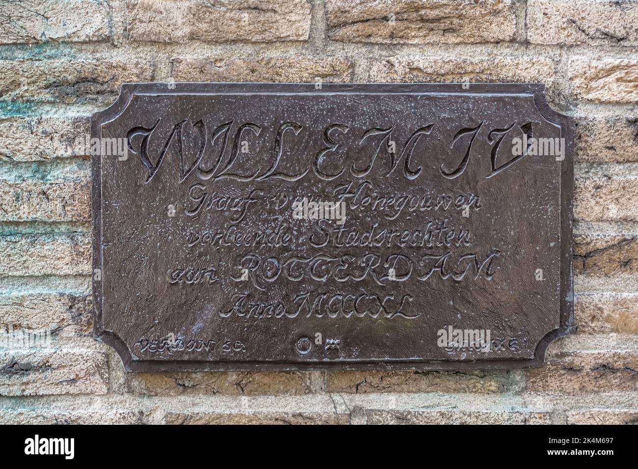Rotterdam, Niederlande - 11. Juli 2022: Metalltafel auf dem Backsteinsockel der Willem IV-Statue. 14.. Jahrhundert Graf von Holland, Zeeland und Henegouwen Stockfoto