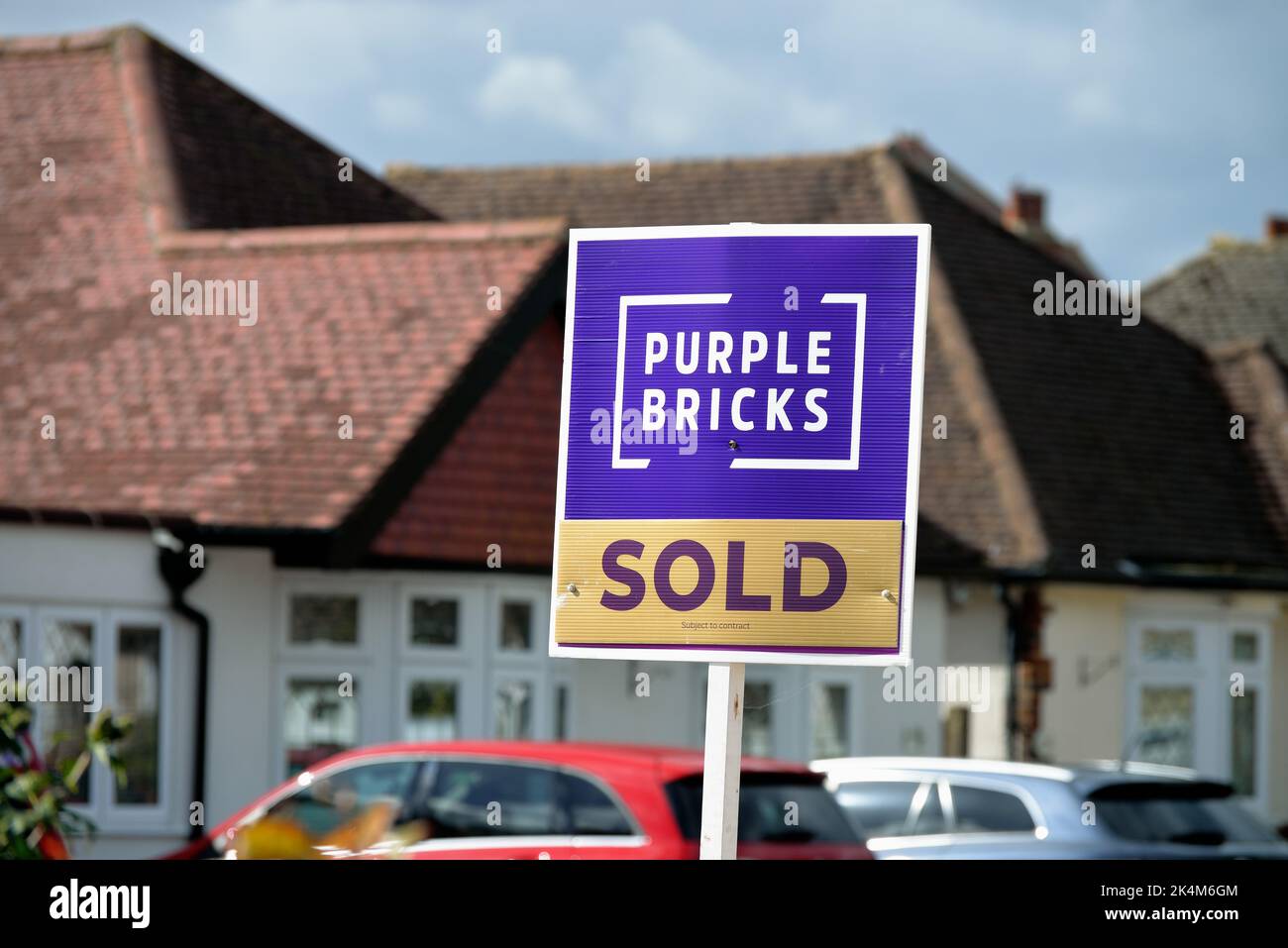 Ein „Purple Bricks“-Online-Immobilienmakler-Schild „verkauft“ vor einem Vorstadthaus in Shepperton Surrey, England, Großbritannien Stockfoto