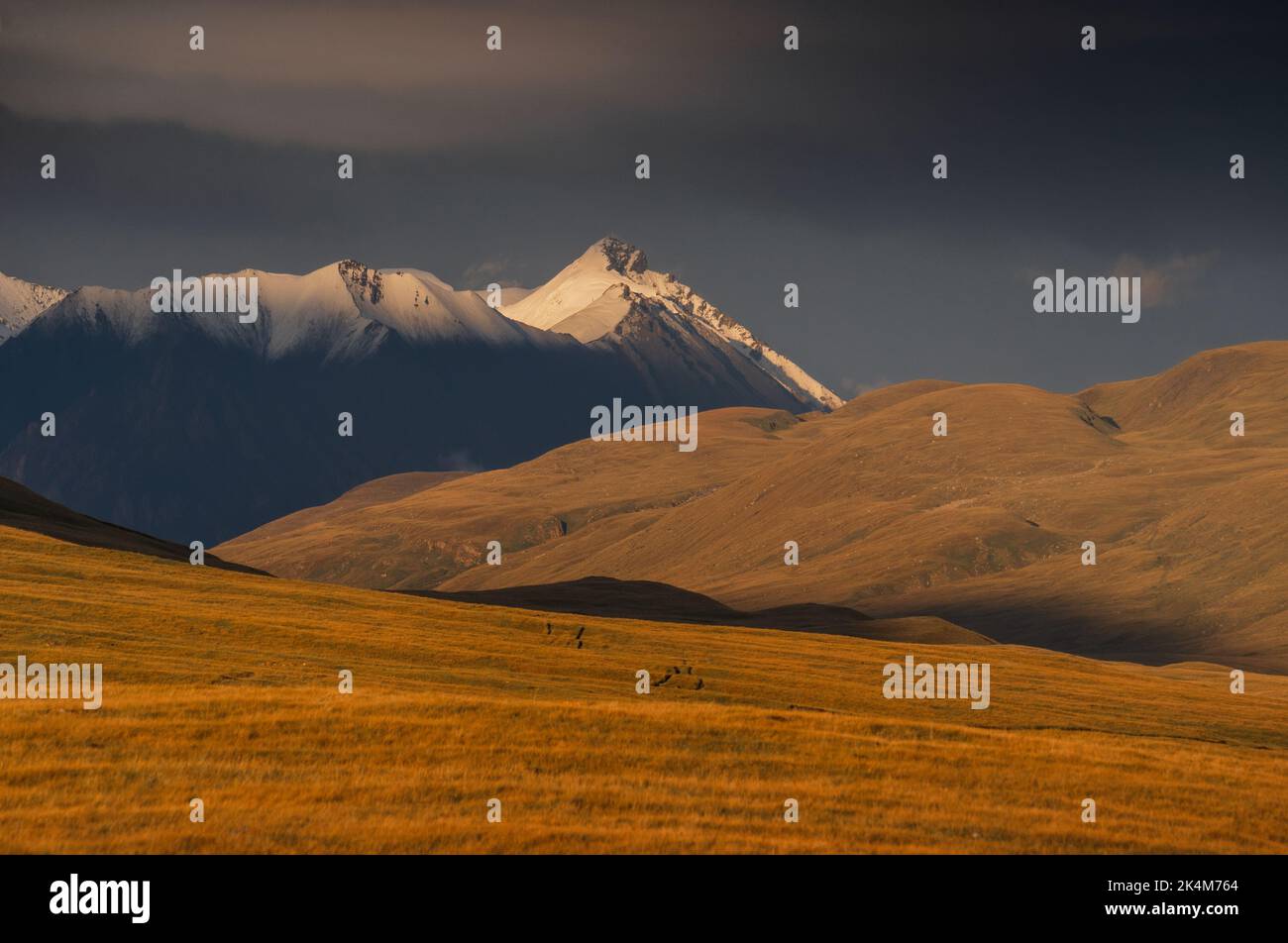 Dramatische Gipfel des Tien Shan Gebirges im abgelegenen Sary Jaz Tal bei einem spektakulären Sonnenuntergang, Kirgisistan Stockfoto