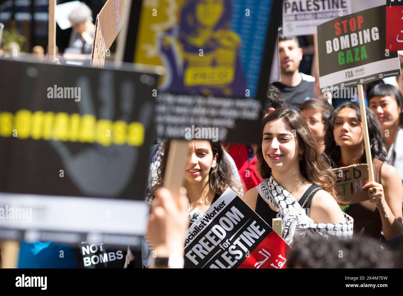 Die Teilnehmer versammeln sich während der ‘Nationalen Demonstration: ENDE DER APARTHEID – FREI PALÄSTINA!“ In der Nähe des BBC Broadcasting House in London. Stockfoto