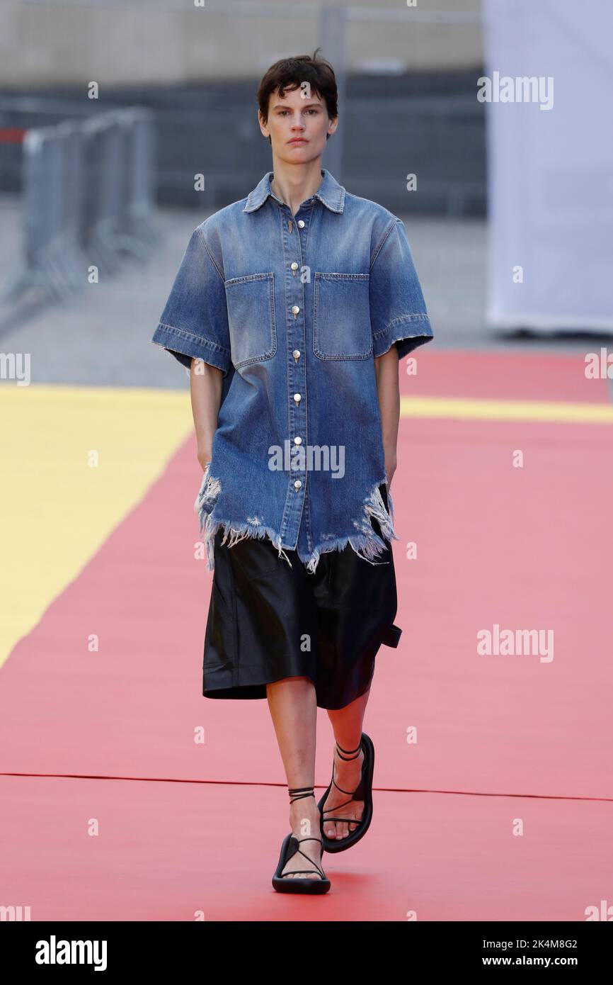 Paris, Frankreich. 03. Oktober 2022. Model Saskia de Brauw läuft auf der Piste auf der Stella McCartney Fashion Show während der Spring Summer 2023 Collections Fashion Show auf der Paris Fashion Week in Paris, Frankreich am 3. Oktober 2022. (Foto von Jonas Gustavsson/Sipa USA) Quelle: SIPA USA/Alamy Live News Stockfoto