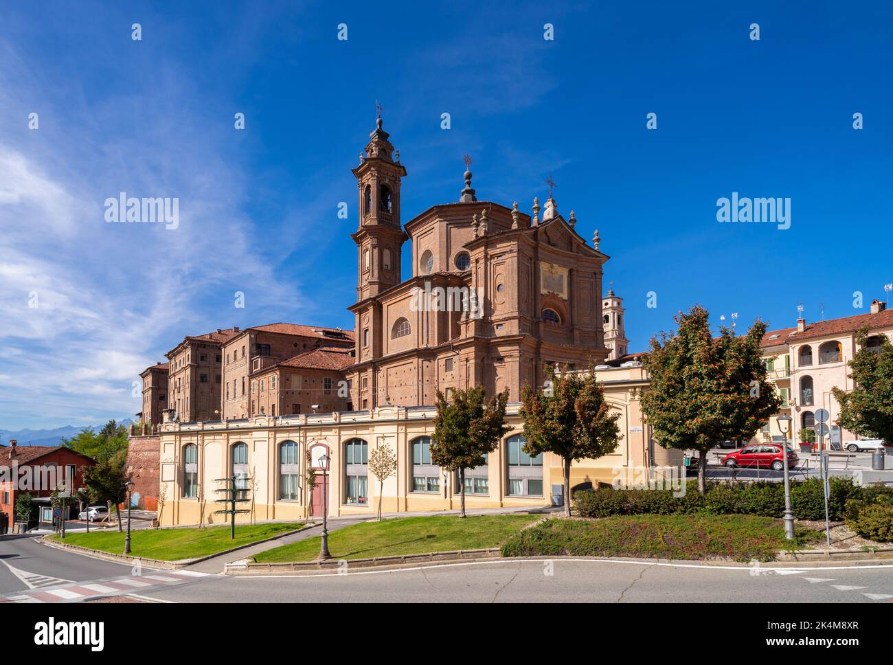 Fossano, Cuneo, Piemont, Italien - 03. Oktober 2022: Die Kirche der Heiligen Dreifaltigkeit oder Battuti Rossi (rot geschlagen) mit dem Krankenhaus Gebäude des ho Stockfoto